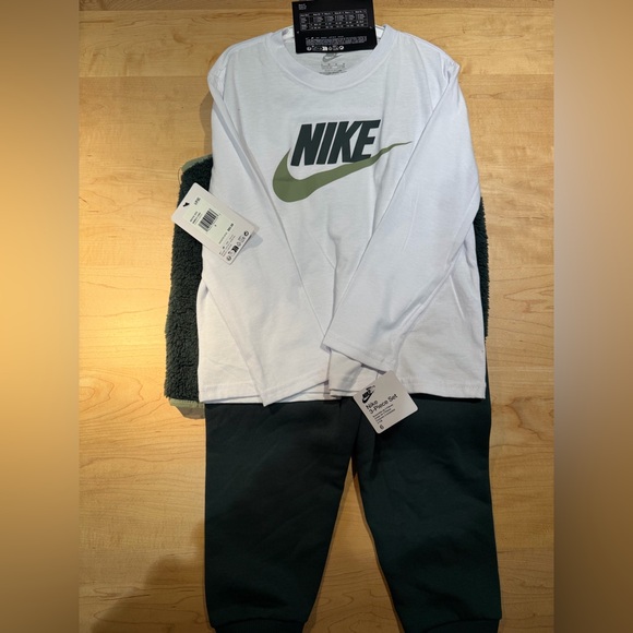 NWT Nike Boys 6 three piece set with vest - Picture 2 of 3